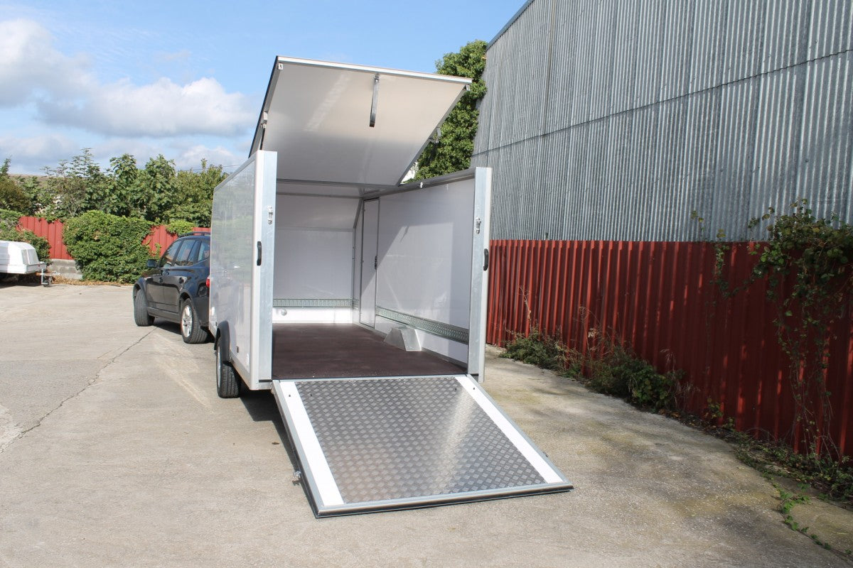 Przyczepa Fly Pro typu furgon – panel warstwowy i podwozie ze stali nierdzewnej AISI-304 (750 kg do 1500 kg)