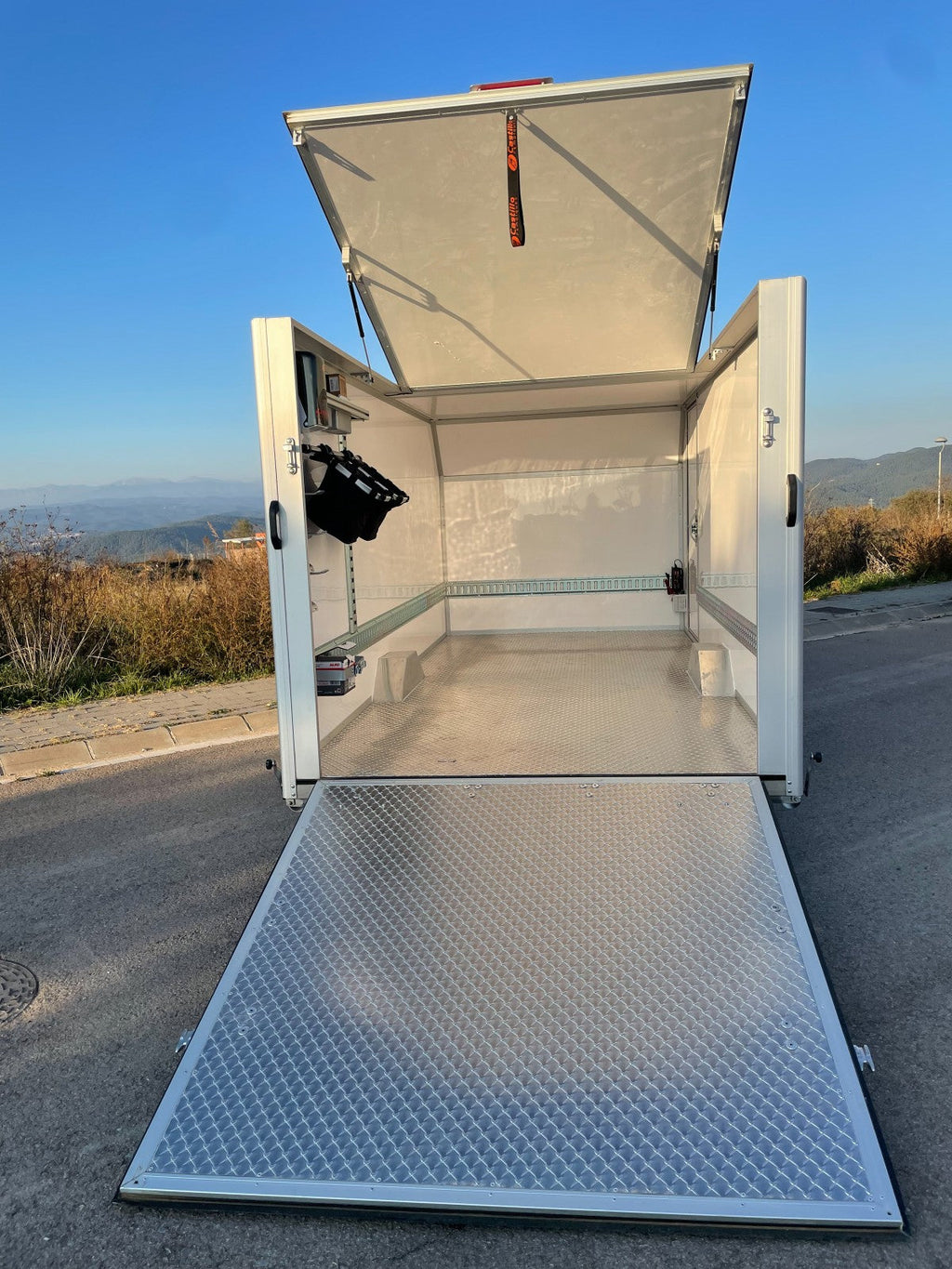 Przyczepa Fly Pro typu furgon – panel warstwowy i podwozie ze stali nierdzewnej AISI-304 (750 kg do 1500 kg)